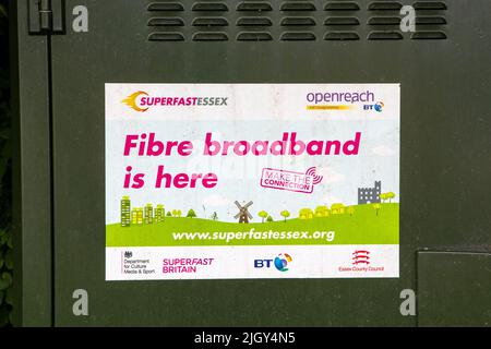 Essex, Großbritannien - 6. 2021. September: Ein Schild des Kommunikationsunternehmens BT, das auf einen Straßenschrank in Essex, Großbritannien, geklebt wurde und die Ankunft von Fiber Optic bewirbt Stockfoto