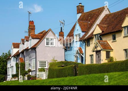 Essex, Großbritannien - September 6. 2021: Bunte Häuser im schönen Dorf Finchingfield in Essex, Großbritannien. Stockfoto