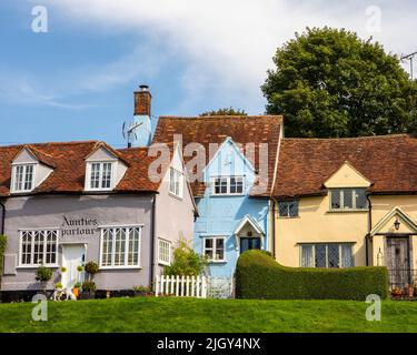 Essex, Großbritannien - September 6. 2021: Bunte Häuser im schönen Dorf Finchingfield in Essex, Großbritannien. Stockfoto