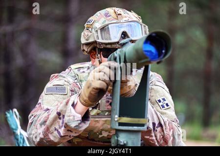 1. Juli 2022 - Adazi, Lettland - U.S. Army SPC. Angel Rodriguez, zugewiesen an Alpha Battery, 3. Bataillon, 29. Field Artillery Regiment, 3. Armored Brigade Combat Team, 4. Infantry Division, führt Qualifikationsaufgaben für M109 Paladin Haubitzer-Crews auf Forward Operation Site Adazi, Lettland, 1. Juli 2022. Das Kampfteam der Panzerbrigade 3., die 4. Infanterie-Division, ist unter anderem der 1. Infanterie-Division zugeordnet und arbeitet stolz mit NATO-Verbündeten und regionalen Sicherheitspartnern zusammen, um dem V Corps, dem amerikanischen Vorwärtskorps in Europa, kampfglaubwürdige Streitkräfte zur Verfügung zu stellen. (Kreditbild Stockfoto