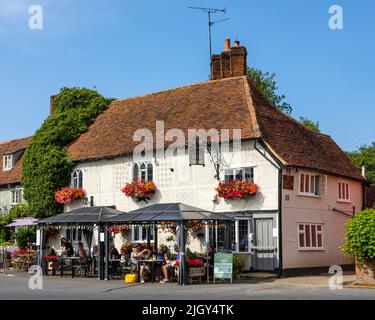 Essex, Großbritannien - September 6. 2021: Das öffentliche Haus des Fox Inn im schönen Dorf Finchingfield in Essex, Großbritannien. Stockfoto