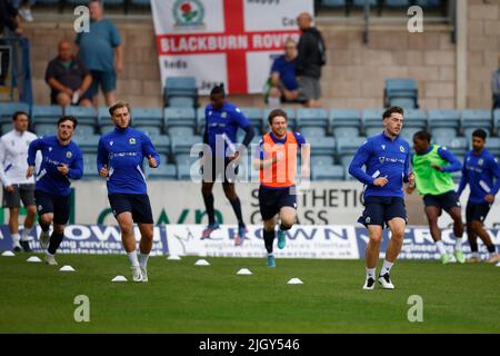 13.. Juli 2022, Dens Park, Dundee, Schottland: Vor der Saison freundlicher Fußball, Dundee gegen Blackburn Rovers; Blackburn Rovers wärmen sich vor dem Spiel auf Stockfoto