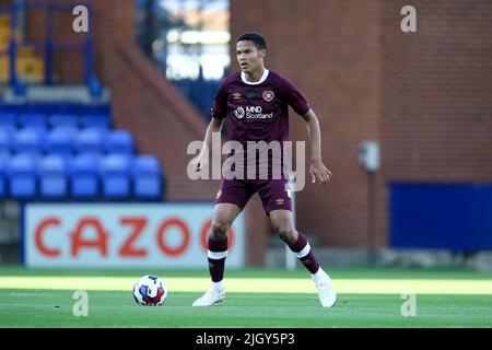 Birkenhead, Großbritannien. 13.. Juli 2022. Toby Sibdick von Heart of Midlothian in Aktion. Vorsaison-Freundschaftsspiel, Tranmere Rovers gegen Hearts im Prenton Park, Birkenhead, Wirral am Mittwoch, 13.. Juli 2022. Dieses Bild darf nur für redaktionelle Zwecke verwendet werden. Nur zur redaktionellen Verwendung, Lizenz für kommerzielle Nutzung erforderlich. Keine Verwendung bei Wetten, Spielen oder Veröffentlichungen in einem Club/einer Liga/einem Spieler.PIC von Chris Stading/Andrew Orchard Sports Photography/Alamy Live News Credit: Andrew Orchard Sports Photography/Alamy Live News Stockfoto