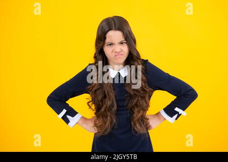 Unglücklich verärgert Teenager Mädchen. Nahaufnahme Porträt verrückt junges Mädchen. Wütend negative menschliche Emotion Gesichtsausdruck Gefühl Haltung. Stockfoto