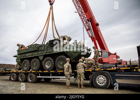 Novo Selo Training Area, Bulgarien. 23.. Februar 2022. Soldaten der US-Armee mit Adlertruppe, 2. Geschwader, 2. Kavallerieregiment, sichern die Haken an einem Stryker im Novo Selo Training Area, Bulgarien, 23. Februar 2022. Das Kavallerieregiment 2. ist Teil unserer erweiterten bilateralen Ausbildung mit unseren bulgarischen Alliierten und zeigt unser Engagement für unsere NATO-Alliierten und Partner. Kredit: U.S. Army/ZUMA Press Wire Service/ZUMAPRESS.com/Alamy Live Nachrichten Stockfoto