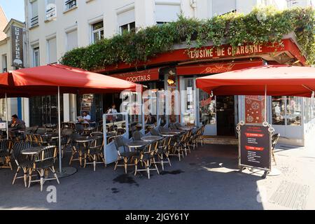 Das traditionelle französische Restaurant Cuisine de Charonne befindet sich am Boulevard Charonne im Pariser Viertel 20.. Stockfoto