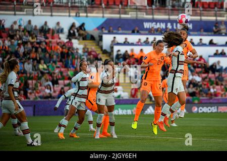 Wigan, England: 13/07/2022, 13.. Juli 2022, Leigh Sports Village, Wigan, England: Frauen Europäischer Internationaler Fußball, Niederlande gegen Portugal: Damaris Ekurrola aus den Niederlanden punktet in der 7.-minütigen Kopfzeile und landet damit 1-0 in den Niederlanden Stockfoto