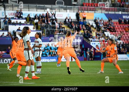 Wigan, England: 13/07/2022, 13.. Juli 2022, Leigh Sports Village, Wigan, England: Frauen Europäischer Internationaler Fußball, Niederlande gegen Portugal: Damaris Ekurrola aus den Niederlanden feiert, nachdem es in der 7.. Minute 1-0 in die Niederlande gebracht hat Stockfoto