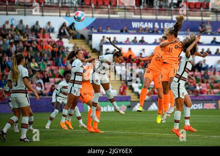 Wigan, England: 13/07/2022, 13.. Juli 2022, Leigh Sports Village, Wigan, England: Frauen Europäischer Internationaler Fußball, Niederlande gegen Portugal: Damaris Ekurrola aus den Niederlanden punktet in der 7.-minütigen Kopfzeile und landet damit 1-0 in den Niederlanden Stockfoto