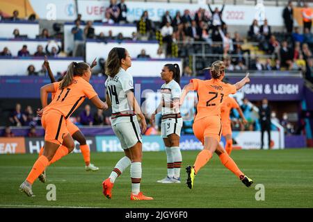 Wigan, England: 13/07/2022, 13.. Juli 2022, Leigh Sports Village, Wigan, England: Frauen Europäischer Internationaler Fußball, Niederlande gegen Portugal: Damaris Ekurrola aus den Niederlanden feiert, nachdem es in der 7.. Minute 1-0 in die Niederlande gebracht hat Stockfoto