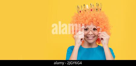 Schönes Aussehen. Egozentrische Kind in Clown Perücke und Krone. Stellen Sie sich Prinzessin. Lustiges Kind. Lustige Teenager Kind in Perücke, Party-Poster. Banner-Kopfzeile Stockfoto