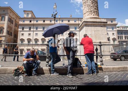 Rom, Italien. 13.. Juli 2022. Vier Protestierende ketteten sich vor dem Palazzo Chigi (Foto: Matteo Nardone/Pacific Press) Quelle: Pacific Press Media Production Corp./Alamy Live News Stockfoto