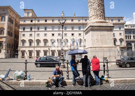 Rom, Italien. 13.. Juli 2022. Vier Protestierende ketteten sich vor dem Palazzo Chigi (Foto: Matteo Nardone/Pacific Press) Quelle: Pacific Press Media Production Corp./Alamy Live News Stockfoto