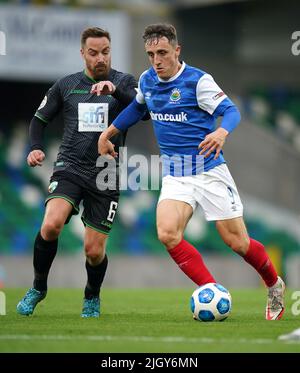 LinfieldÕs Joel Cooper (rechts) und der New SaintsÕ Jon Routledge kämpfen während des UEFA Champions League-Qualifikationsrunden-Spiels im Windsor Park, Belfast, um den Ball. Bilddatum: Mittwoch, 13. Juli 2022. Stockfoto