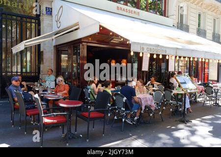 Paris, France-July 11 , 2022 : die traditionelle französische Brasserie Le Capucine befindet sich am Boulevard Capucine im 2.. Pariser Arrondissement. Stockfoto