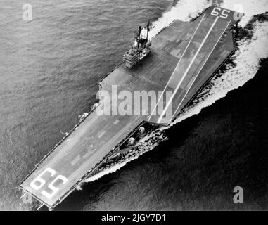 USS Forrestal (CVA-59): Im Gange; 29. September 1955; kurz vor der Inbetriebnahme Stockfoto