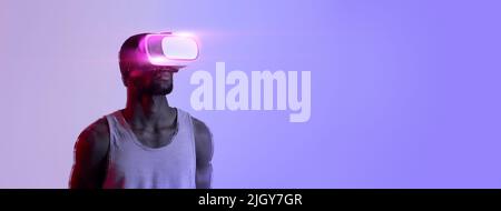 Fit Kerl trägt VR-Headset, Training mit Virtual-Reality-Ausrüstung Stockfoto