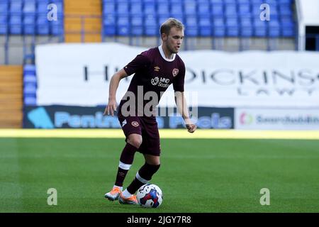 Birkenhead, Großbritannien. 13.. Juli 2022. Nathaniel Atkinson von Heart of Midlothian in Aktion. Vorsaison-Freundschaftsspiel, Tranmere Rovers gegen Hearts im Prenton Park, Birkenhead, Wirral am Mittwoch, 13.. Juli 2022. Dieses Bild darf nur für redaktionelle Zwecke verwendet werden. Nur zur redaktionellen Verwendung, Lizenz für kommerzielle Nutzung erforderlich. Keine Verwendung bei Wetten, Spielen oder Veröffentlichungen in einem Club/einer Liga/einem Spieler.PIC von Chris Stading/Andrew Orchard Sports Photography/Alamy Live News Credit: Andrew Orchard Sports Photography/Alamy Live News Stockfoto