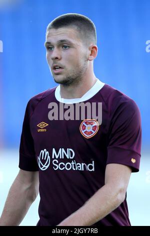 Birkenhead, Großbritannien. 13.. Juli 2022. Connor Smith von Heart of Midlothian schaut auf. Vorsaison-Freundschaftsspiel, Tranmere Rovers gegen Hearts im Prenton Park, Birkenhead, Wirral am Mittwoch, 13.. Juli 2022. Dieses Bild darf nur für redaktionelle Zwecke verwendet werden. Nur zur redaktionellen Verwendung, Lizenz für kommerzielle Nutzung erforderlich. Keine Verwendung bei Wetten, Spielen oder Veröffentlichungen in einem Club/einer Liga/einem Spieler.PIC von Chris Stading/Andrew Orchard Sports Photography/Alamy Live News Credit: Andrew Orchard Sports Photography/Alamy Live News Stockfoto