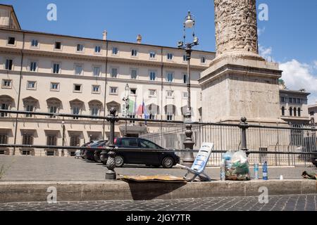 Rom, Italien. 13.. Juli 2022. Vier Protestierende ketteten sich vor dem Palazzo Chigi (Foto: Matteo Nardone/Pacific Press/Sipa USA) Quelle: SIPA USA/Alamy Live News Stockfoto