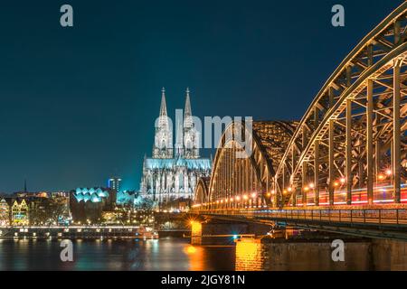 Beleuchteten Kölner Dom und Hohenzollernbrücke bei Nacht Stockfoto