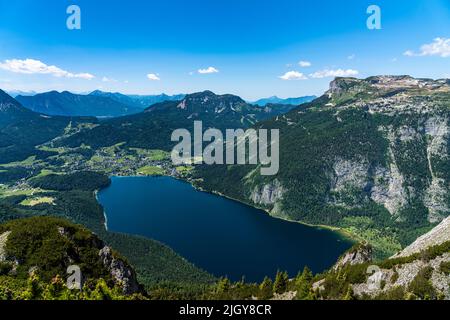Atemberaubende Luftpanoramabsicht auf den Altaussee von der Trisselwand mit dem Loser Gipfel an einem sonnigen Sommertag, Steiermark, Österreich Stockfoto
