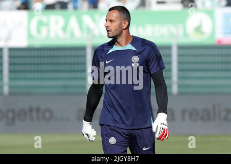 Lugano, Schweiz. 12.. Juli 2022. Schweiz, Lugano, 12 2022. juli: Samir Handanovic (fc Inter Torwart) beim Aufwärmen über das Fußballspiel FC LUGANO gegen FC INTER, Freundschaftsspiel im Cornaredo-Stadion (Bild: © Fabrizio Andrea Bertani/Pacific Press via ZUMA Press Wire) Stockfoto