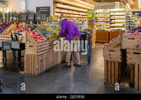 Eine ältere Frau kauft am Mittwoch, den 13. Juli 2022, in einem Supermarkt in New York in der Warenabteilung ein. Die Inflation in den USA erreichte im Juni den höchsten Stand seit 41 Jahren und lag mit 9,1 % noch über dem Höchststand. (© Richard B. Levine) Stockfoto