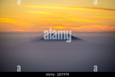 Ätna bei Sonnenuntergang über den Wolken Stockfoto