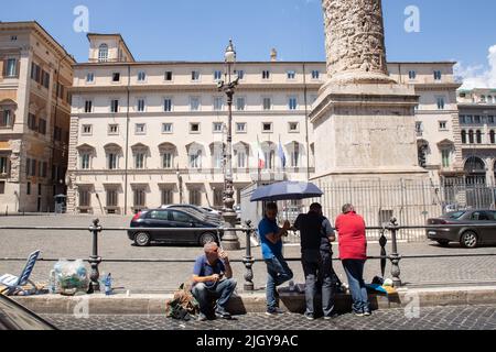 Rom, Italien. 13.. Juli 2022. Vier Protestierende ketteten sich vor dem Palazzo Chigi (Foto: © Matteo Nardone/Pacific Press via ZUMA Press Wire) Stockfoto