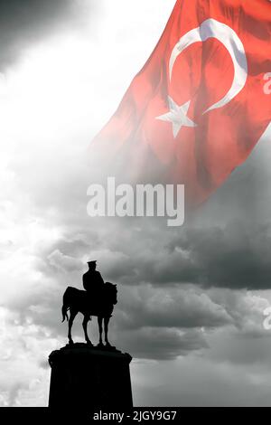 Silhouette des Denkmals von Atatürk und Türkische Flagge am Himmel in vertikaler Ansicht. Türkische nationale oder gesetzliche Feiertage. 10.. november oder 10. kasim Bac Stockfoto