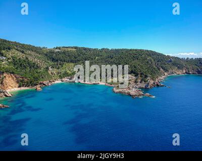 Luftaufnahme über Megali Ammos oder großen Sandstrand auf der westlichen Insel Alonissos, Griechenland, Europa Stockfoto