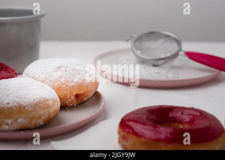 Donuts auf einer Platte Stockfoto