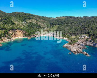 Luftaufnahme über Megali Ammos oder großen Sandstrand auf der westlichen Insel Alonissos, Griechenland, Europa Stockfoto