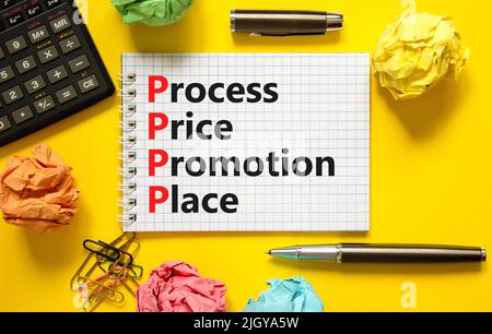 PPPP Prozess Preis Promotion Ort Symbol. Konzept Wörter PPPP Prozess Preisförderung auf weiße Note auf schönen gelben Hintergrund. Business und Stockfoto