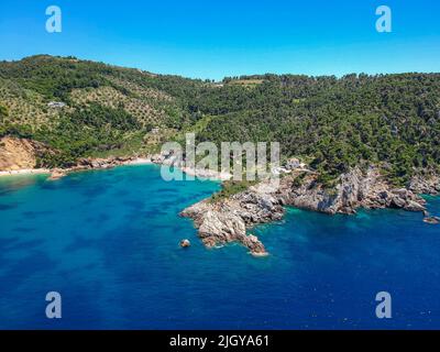 Luftaufnahme über Megali Ammos oder großen Sandstrand auf der westlichen Insel Alonissos, Griechenland, Europa Stockfoto
