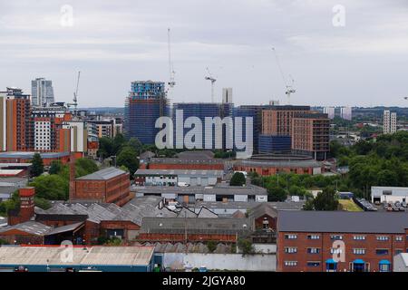 Blick über ein Industriegebiet an der Canal Road in Richtung der Wohnungen der Monk Bridge, die derzeit in Leeds gebaut werden. Stockfoto