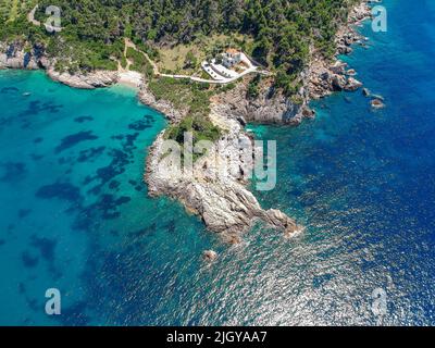 Luftaufnahme über Megali Ammos oder großen Sandstrand auf der westlichen Insel Alonissos, Griechenland, Europa Stockfoto