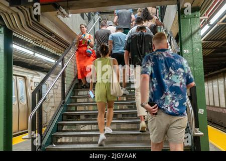 Subway-Reisende am Samstag, den 9. Juli 2022, in der Bedford Avenue Station in Williamsburg in Brooklyn in New York. (© Richard B. Levine) Stockfoto