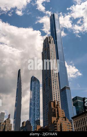 BillionaireÕs Row, eine Sammlung von übergroßen Wohnhäusern für die Überreichen, die hauptsächlich in der West 57. Street in New York am Sonntag, den 10. Juli 2022, zu finden sind. (© Richard B. Levine) Stockfoto