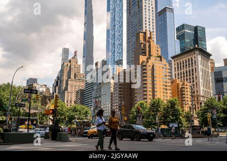 Die BillionaireÕs Row, eine Sammlung von überhohen Wohnhäusern für die Überreichen, die hauptsächlich auf der West 57. Street liegen, erhebt sich über relativ kleineren Gebäuden, die vom Columbus Circle in New York am Sonntag, dem 10. Juli 2022 aus gesehen wurden. (© Richard B. Levine) Stockfoto