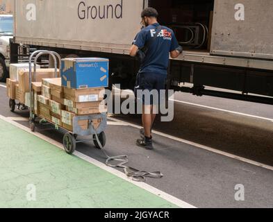 FedEx-Mitarbeiter, bevor er am Donnerstag, dem 7. Juli 2022, in New York zu seinen benannten Runden aufbricht. (© Richard B. Levine) Stockfoto