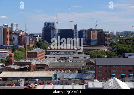 Blick über ein Industriegebiet an der Canal Road in Richtung der Wohnungen der Monk Bridge, die derzeit in Leeds gebaut werden. Stockfoto