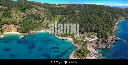 Luftaufnahme über Megali Ammos oder großen Sandstrand auf der westlichen Insel Alonissos, Griechenland, Europa Stockfoto