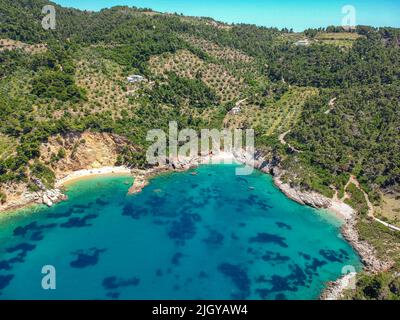 Luftaufnahme über Megali Ammos oder großen Sandstrand auf der westlichen Insel Alonissos, Griechenland, Europa Stockfoto
