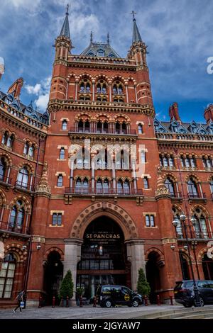 Hotel London St Pancras - Eintritt in die St. Pancras Renaissance Hotel früher Midland Grand Hotel, entworfen von George Gilbert Scott, eröffnet 1873. Stockfoto