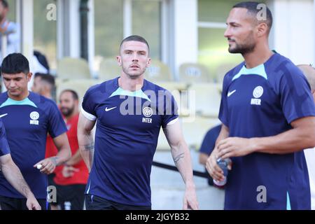 Lugano, Schweiz. 12.. Juli 2022. Schweiz, Lugano, 12 2022. juli: Robin Gosens (fc Inter Mittelfeldspieler) geht beim Fußballspiel FC LUGANO gegen FC INTER ins Aufwärmfeld, Freundschaftsspiel im Cornaredo-Stadion (Bild: © Fabrizio Andrea Bertani/Pacific Press via ZUMA Press Wire) Stockfoto