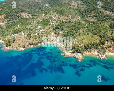 Luftaufnahme über Megali Ammos oder großen Sandstrand auf der westlichen Insel Alonissos, Griechenland, Europa Stockfoto