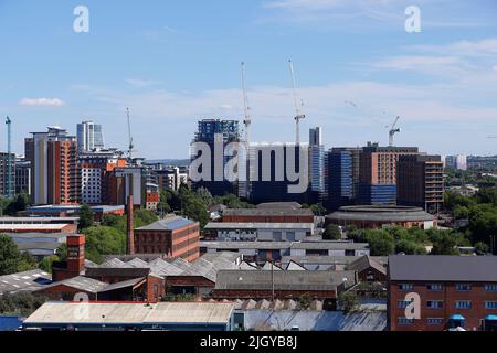 Blick über ein Industriegebiet an der Canal Road in Richtung der Wohnungen der Monk Bridge, die derzeit in Leeds gebaut werden. Stockfoto