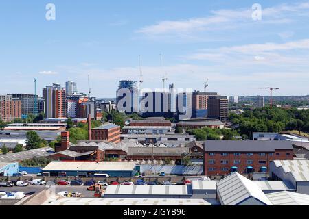 Blick über ein Industriegebiet an der Canal Road in Richtung der Wohnungen der Monk Bridge, die derzeit in Leeds gebaut werden. Stockfoto